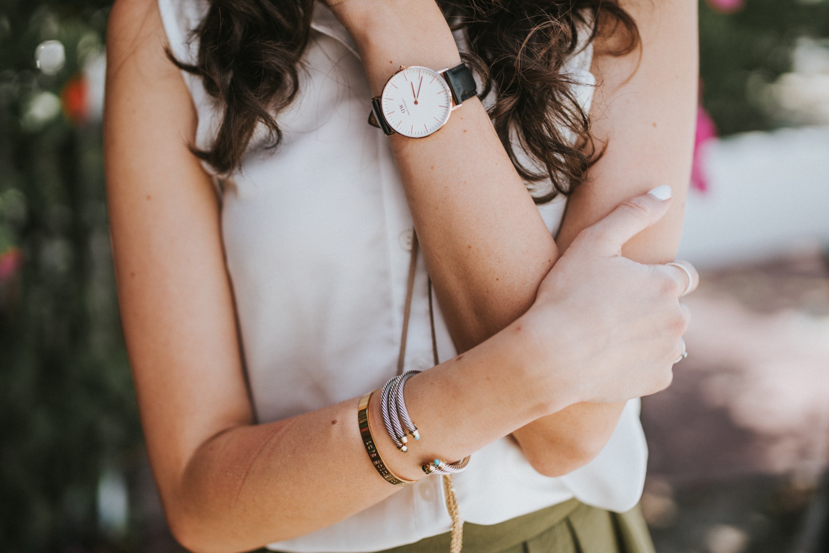 Jackie wearing a Daniel Wellington watch and her jewelry details 
